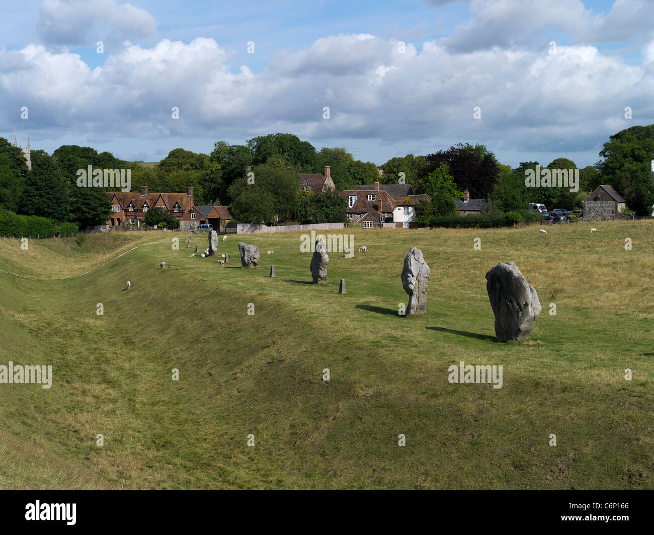 dh Avebury Stone Circle AVEBURY WILTSHIRE Earthworks fossato henge in piedi cerchio di pietre a case villaggio sito monumento neolitico regno unito Foto Stock