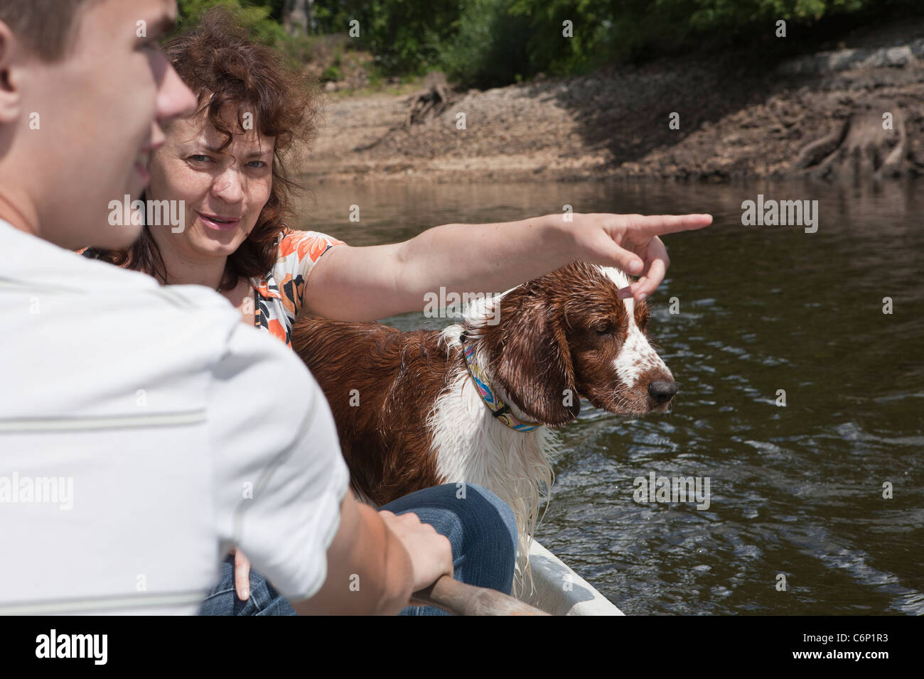 Famiglia di Svago Gite in barca sul fiume Daugava vicino Olinkalns Lettonia Foto Stock