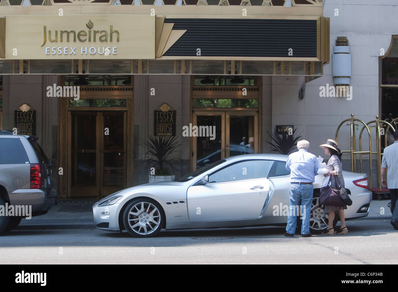Il Jumeirah Essex House è raffigurato nella città di New York borough di Manhattan, NY, martedì 2 agosto 2011. Foto Stock