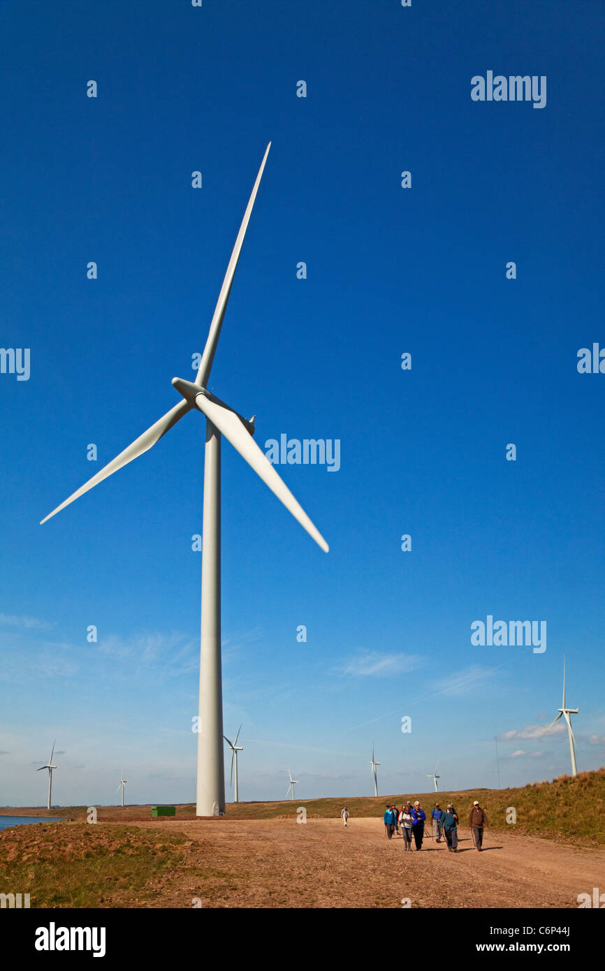 I visitatori a Whitelee Wind Farm vicino Eaglesham Foto Stock