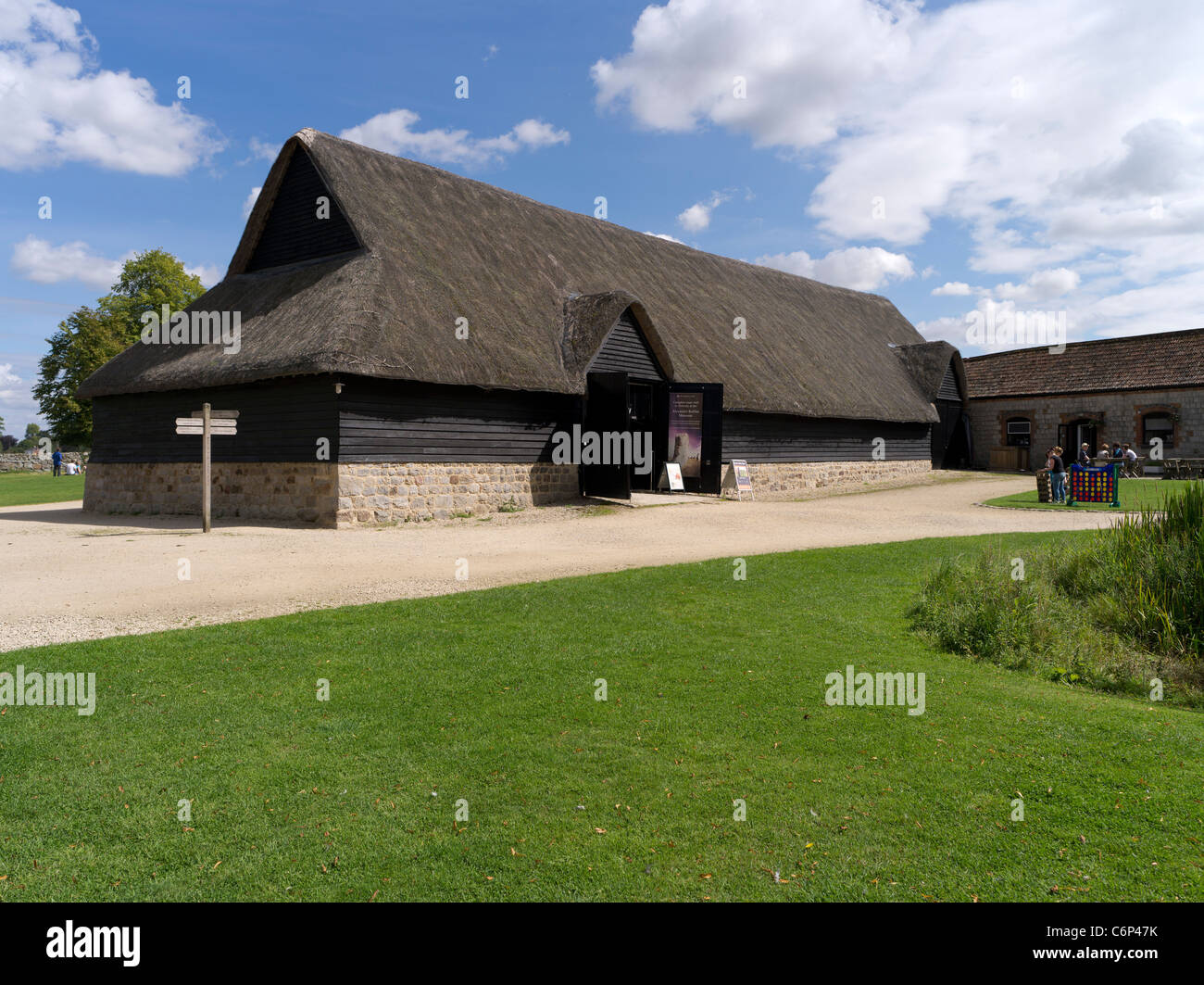 Dh English Heritage visitatore centr AVEBURY WILTSHIRE National Trust trebbiatura unesco barn mondiale costruzione del sito. Foto Stock