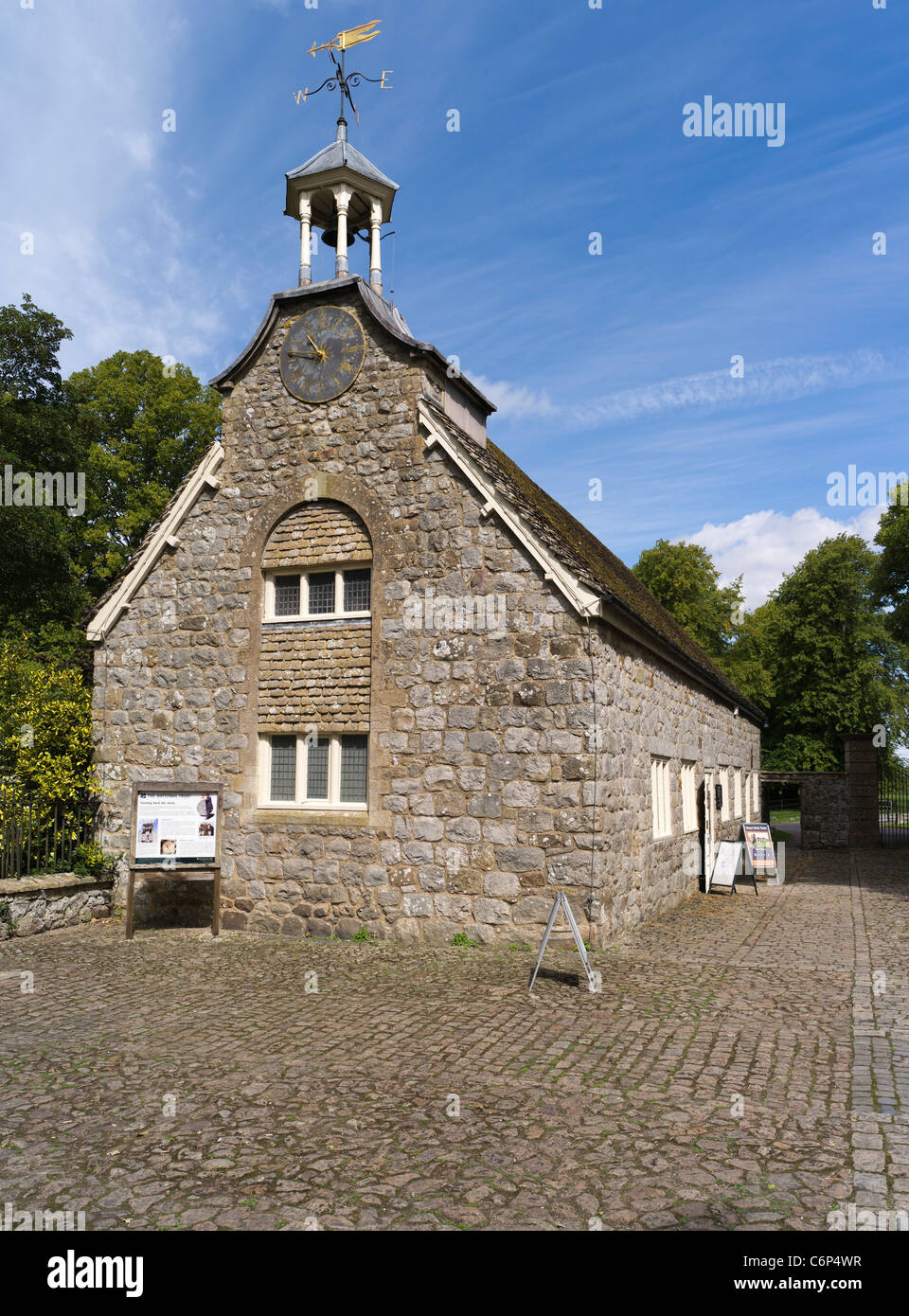 dh AVEBURY MANOR WILTSHIRE ENGLAND National Trust stables gallery uk Foto Stock