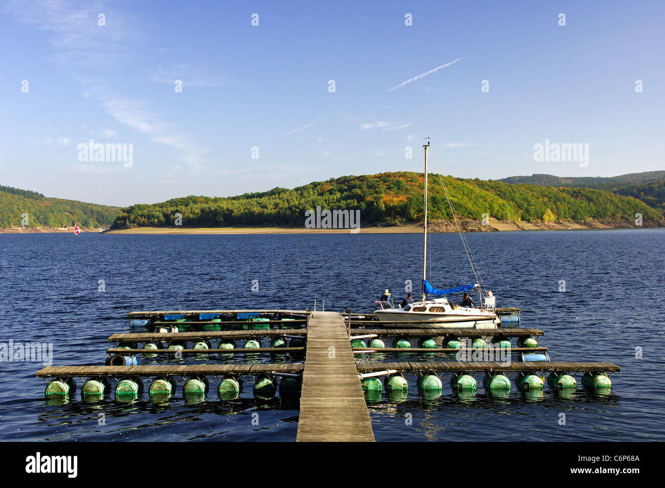 Fase di atterraggio nel lago Rursee vicino Heimbach su una soleggiata giornata autunnale, Foto Stock