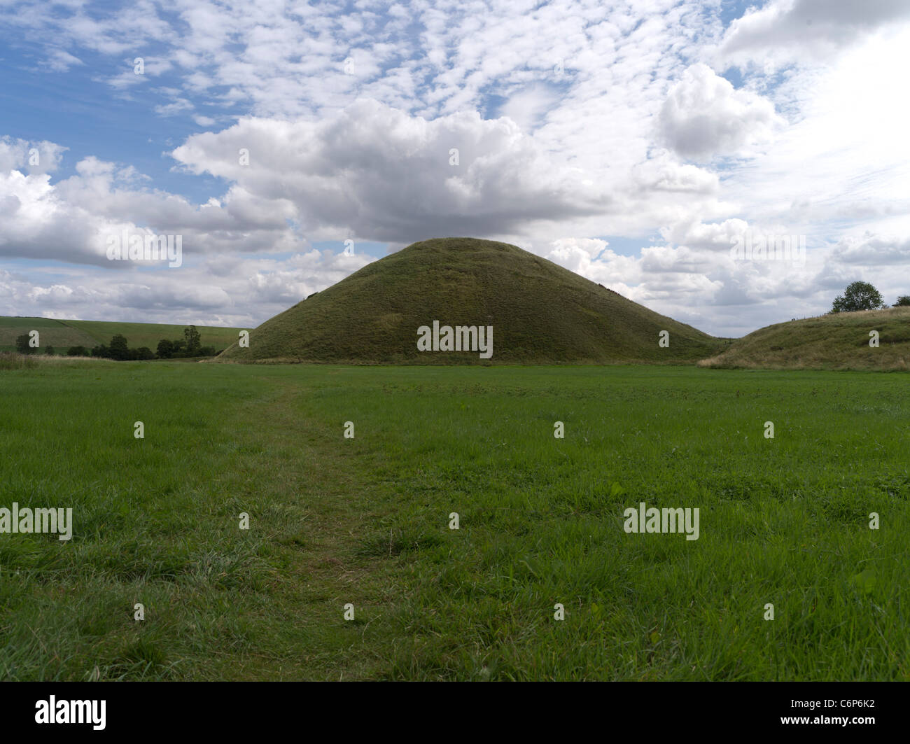 dh Silbury Hill WEST KENNETT WILTSHIRE Neolitico tumulo preistorico monumento storico patrimonio mondiale uk bronzo età sepoltura sito inghilterra Foto Stock