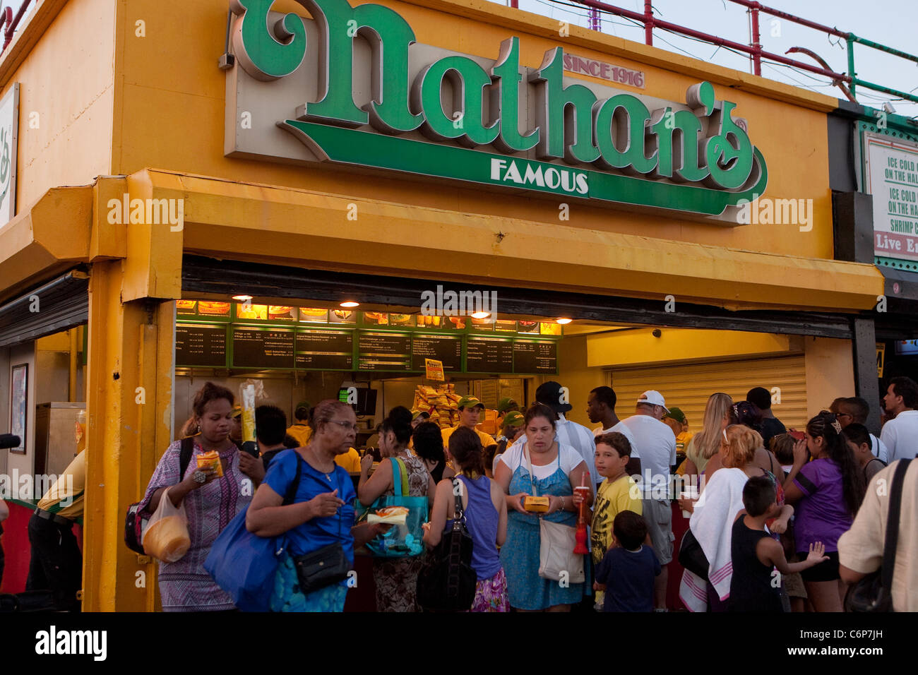 Masse di persone intorno a Nathan il famoso stand su Coney Island boardwalk in New York City borough di Brooklyn, domenica 31 luglio, 2011. Foto Stock