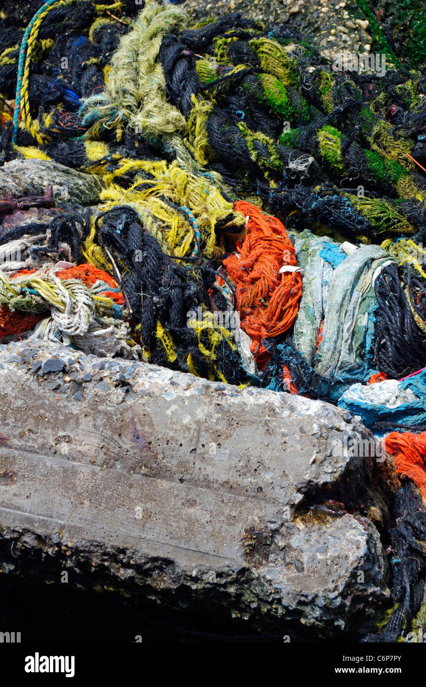 Colorato groviglio di marine flotsam e jetsam lavato fino a isola seawall Foto Stock