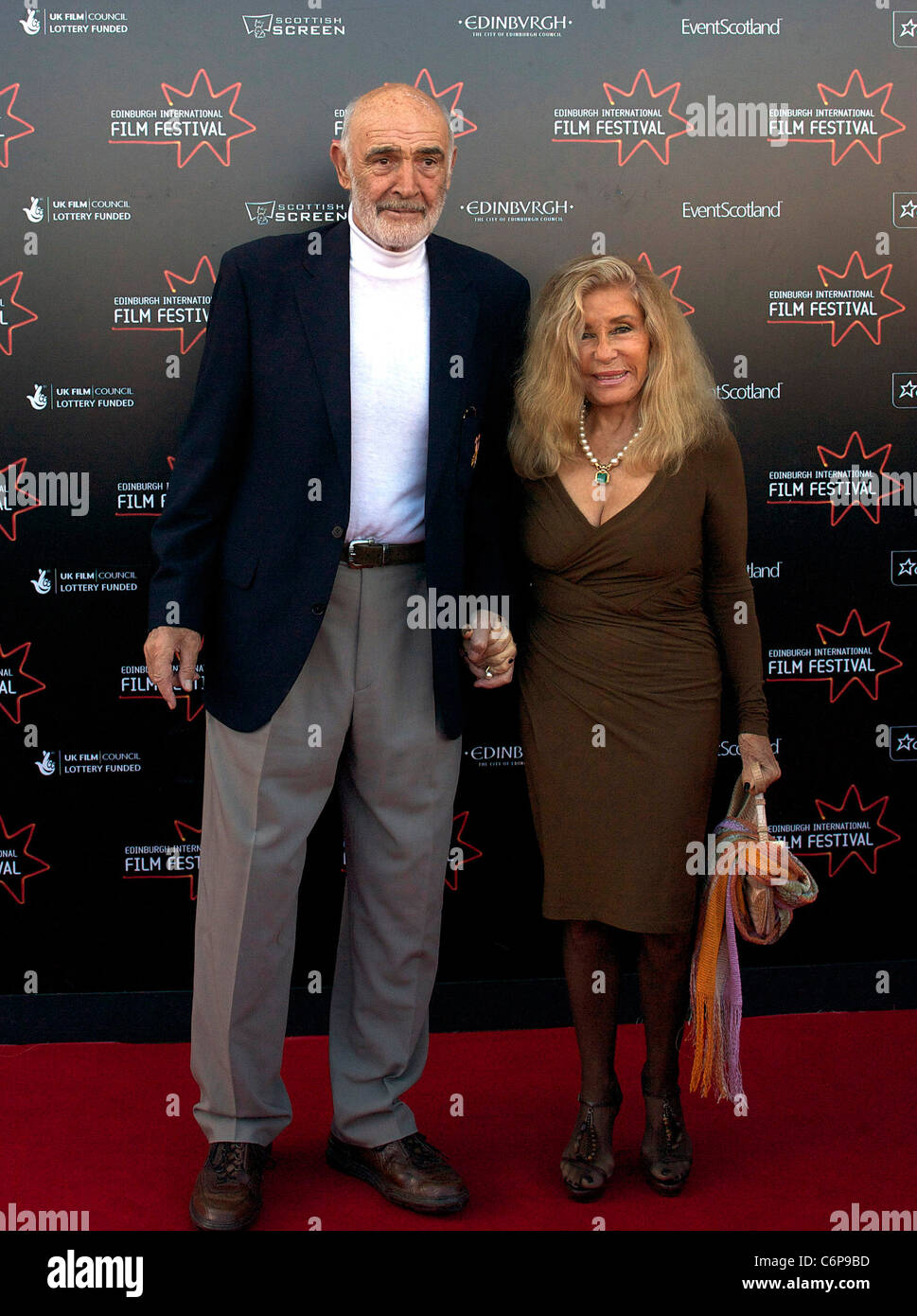 Sir Sean Connery con sua moglie Micheline Edinburgh International Film Festival - "Toy Story 3' - Premiere, Edimburgo - Scozia Foto Stock