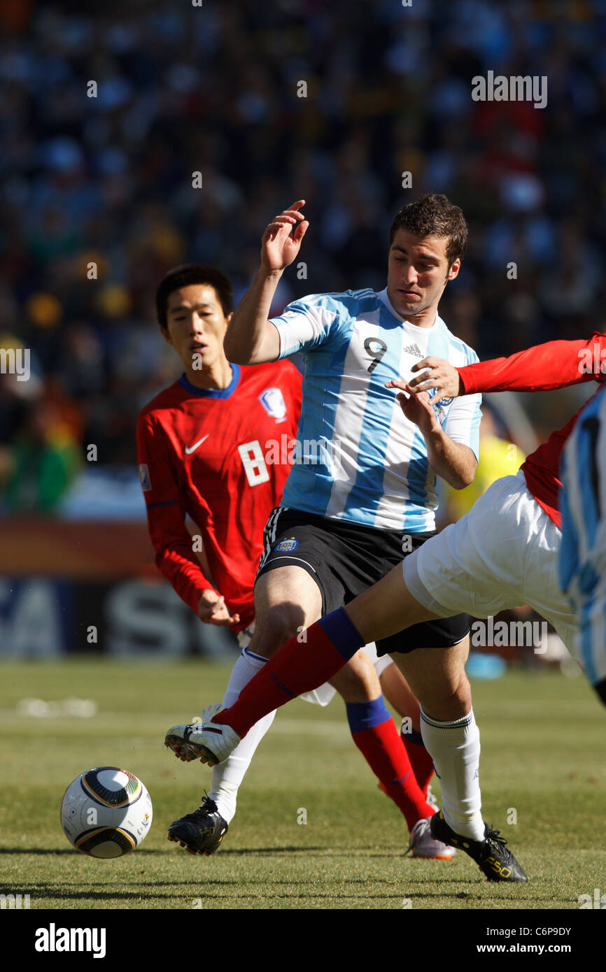 Gonzalo Higuain di Argentina (9) in azione durante una FIFA World Cup Soccer match contro la Corea del Sud il 17 giugno 2010. Foto Stock