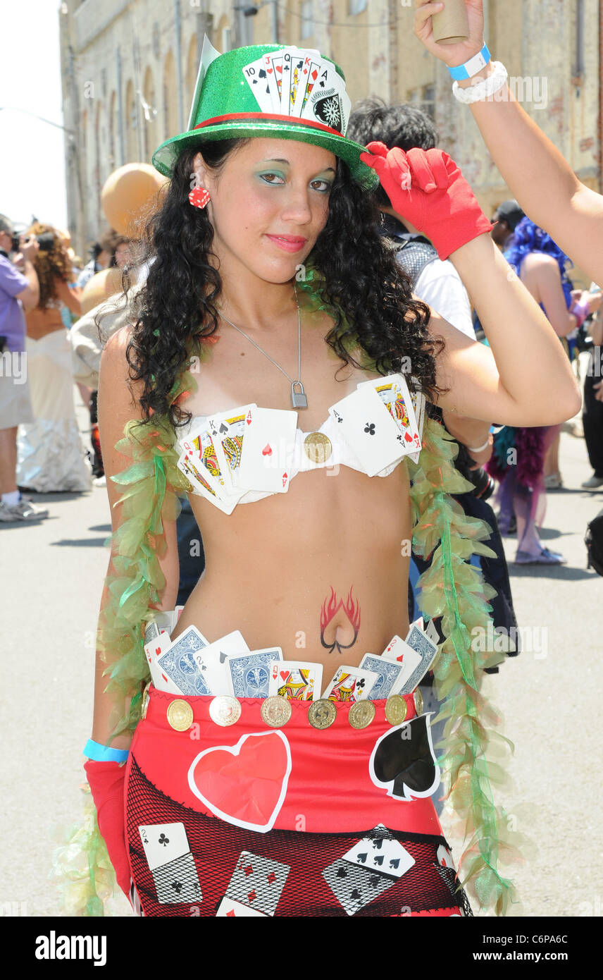 Atmosfera 2010 Mermaid Parade di Coney Island New York City, Stati Uniti d'America - 19.06.10 Ivan Nikolov Foto Stock