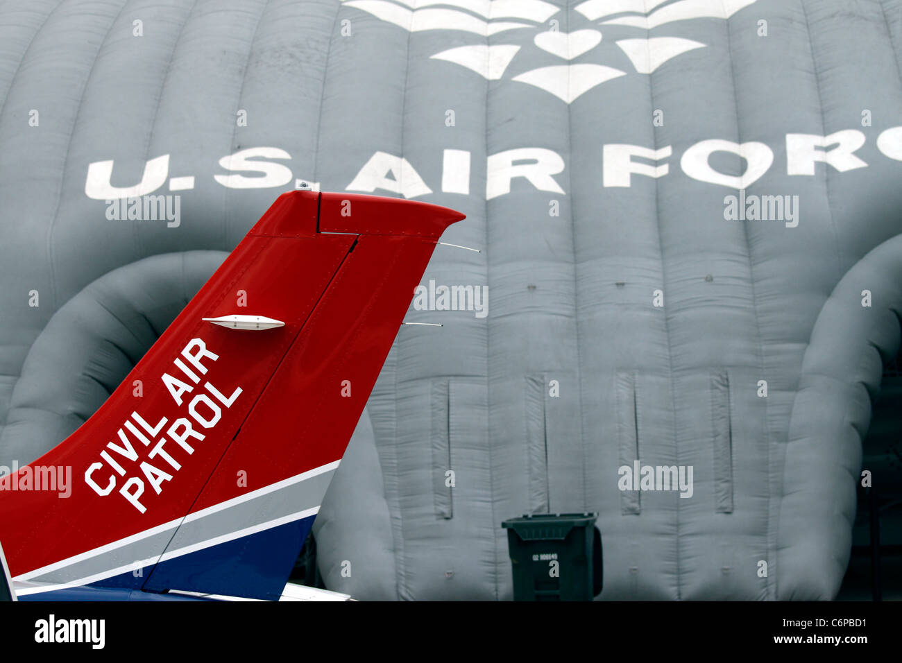 Civil Air Patrol aeromobili in coda anteriore della US Air Force reclutamento gonfiabile pavillion Foto Stock