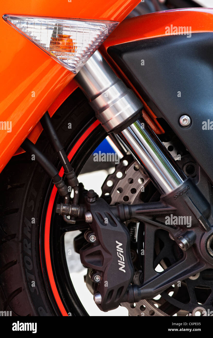 Kawasaki Ninja moto sportive estremità anteriore . Forcelle anteriori e il disco del freno dettaglio. Moto sportive dettaglio Foto Stock