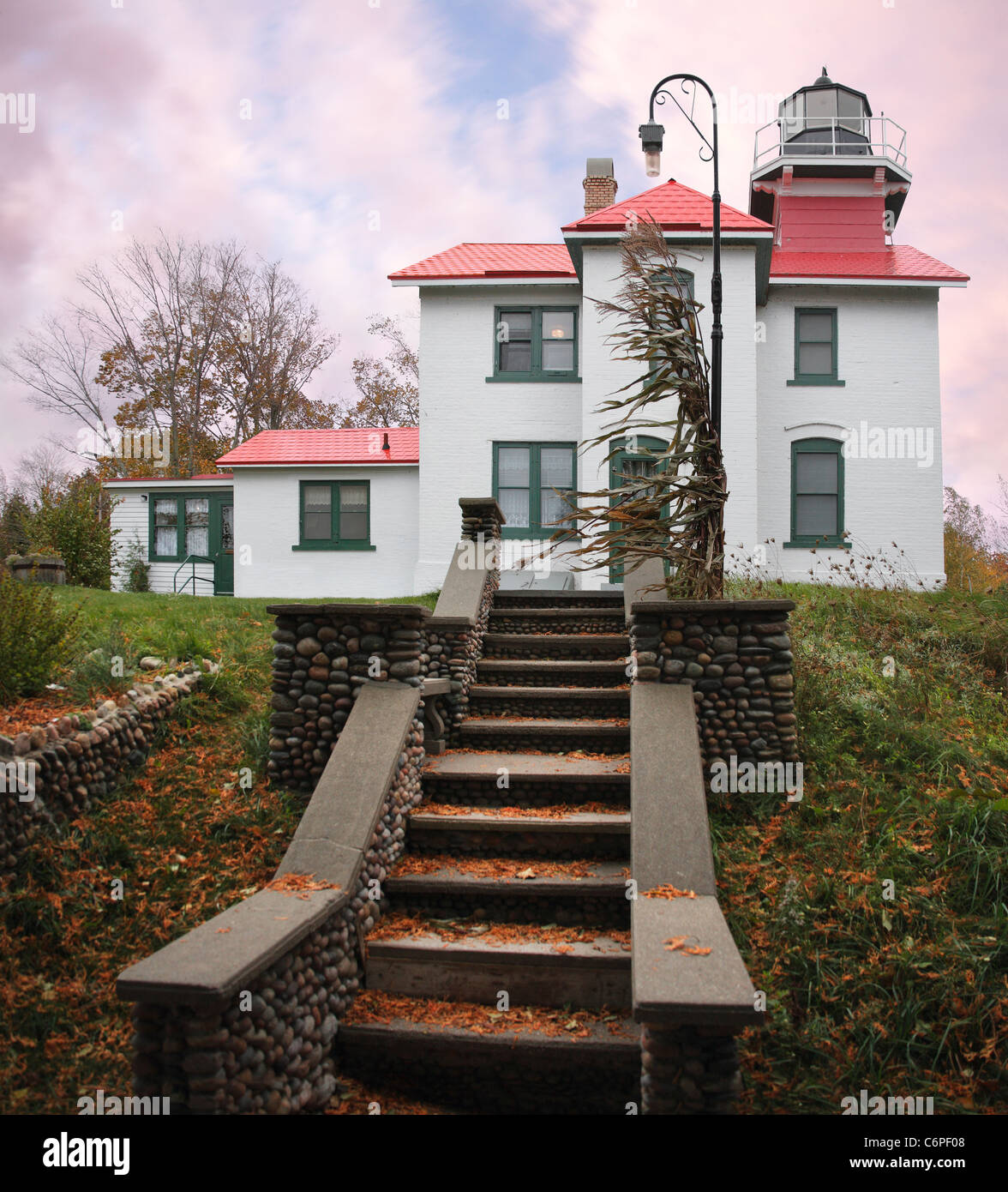 Serata al Grand Traverse faro in una notte buia e tempestosa giornata autunnale sulla punta della penisola di Leelanau, Michigan, USA Foto Stock