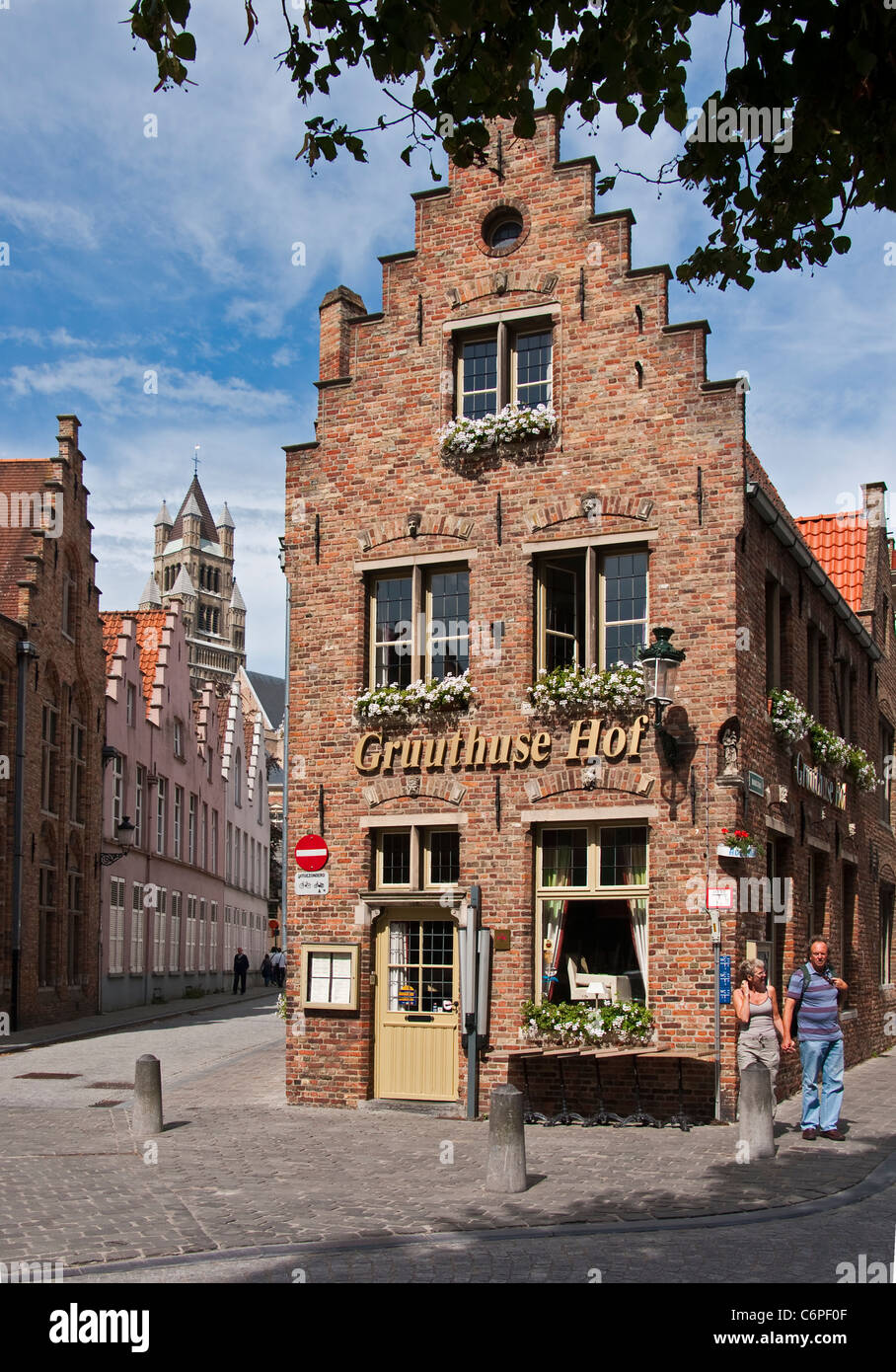 Bruges (Brugge) edificio con facciata stepgable alloggiamento rinomato Gruuthuse Hof ristorante e sala da tè Foto Stock