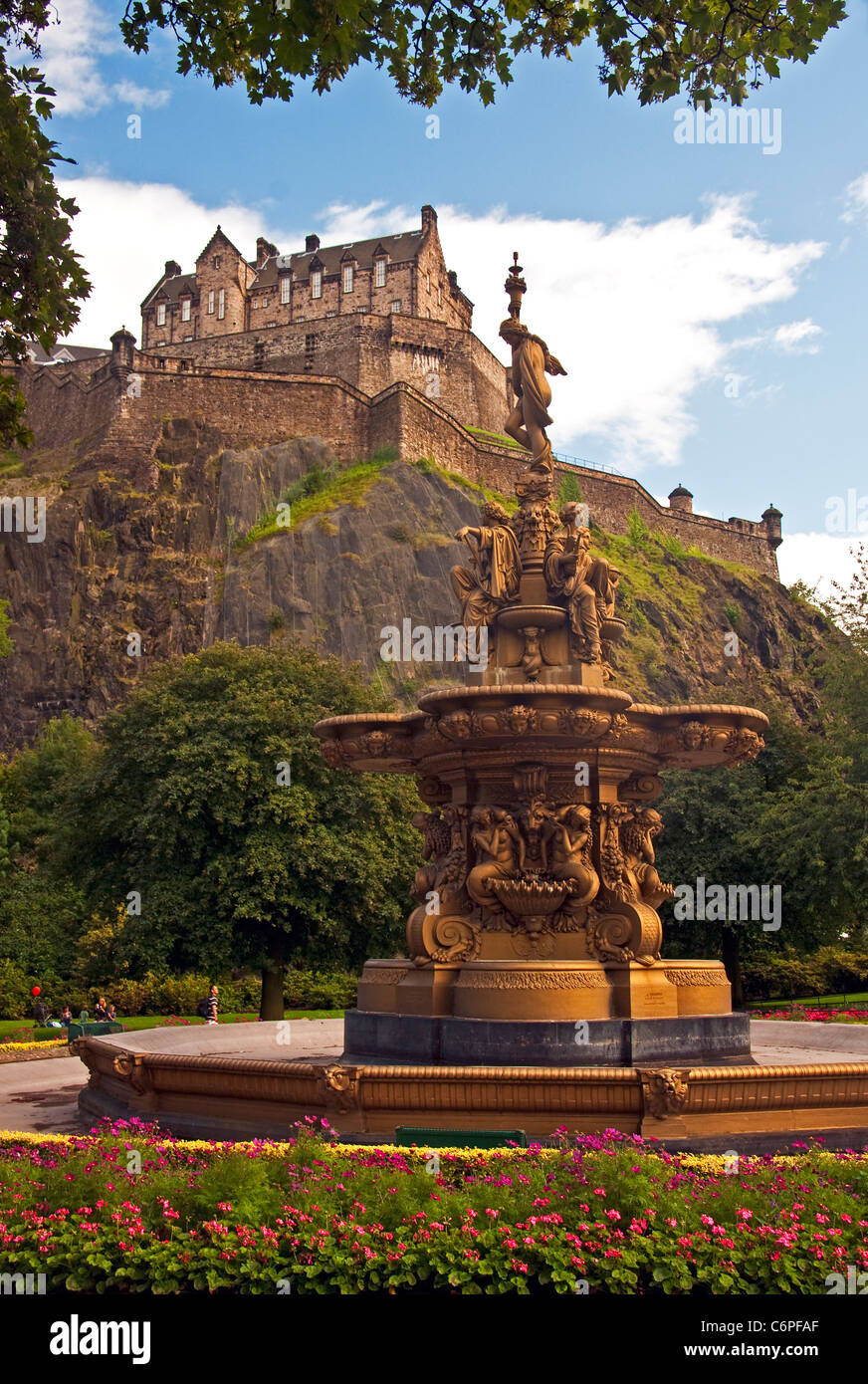 Il Castello di Edimburgo sulla vulcaniche di Castle Rock da ovest di Princes Street Gardens con Ross Fontana scultura da Jean-Baptiste Klagmann Foto Stock