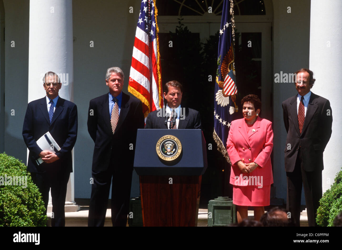 Il presidente Bill Clinton con il dottor Harold Shapiro, presidente nazionale della Commissione Bioetica presso un evento nel Giardino di Rose Foto Stock