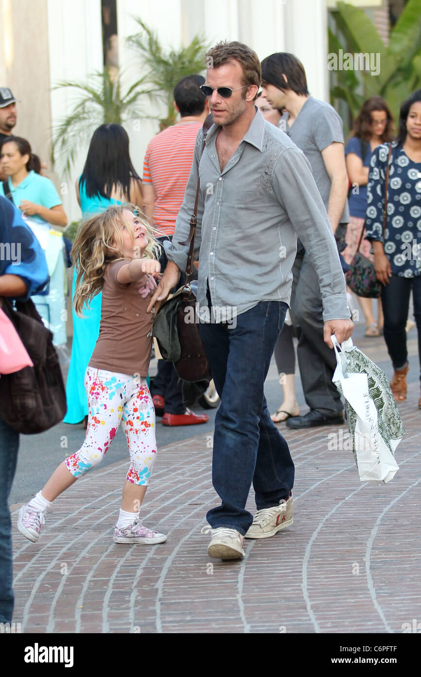 Stella appesa Thomas Jane fuori shopping con i suoi bambini a Grove Los Angeles, Stati Uniti d'America - 21.06.10 Owen Beiny Foto Stock