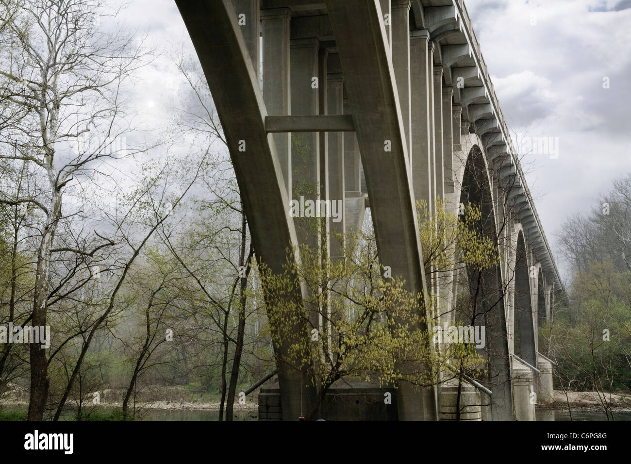 Un ponte autostradale in una nebbiosa mattina oltre il piccolo fiume Miami, Southwestern Ohio, Stati Uniti d'America Foto Stock