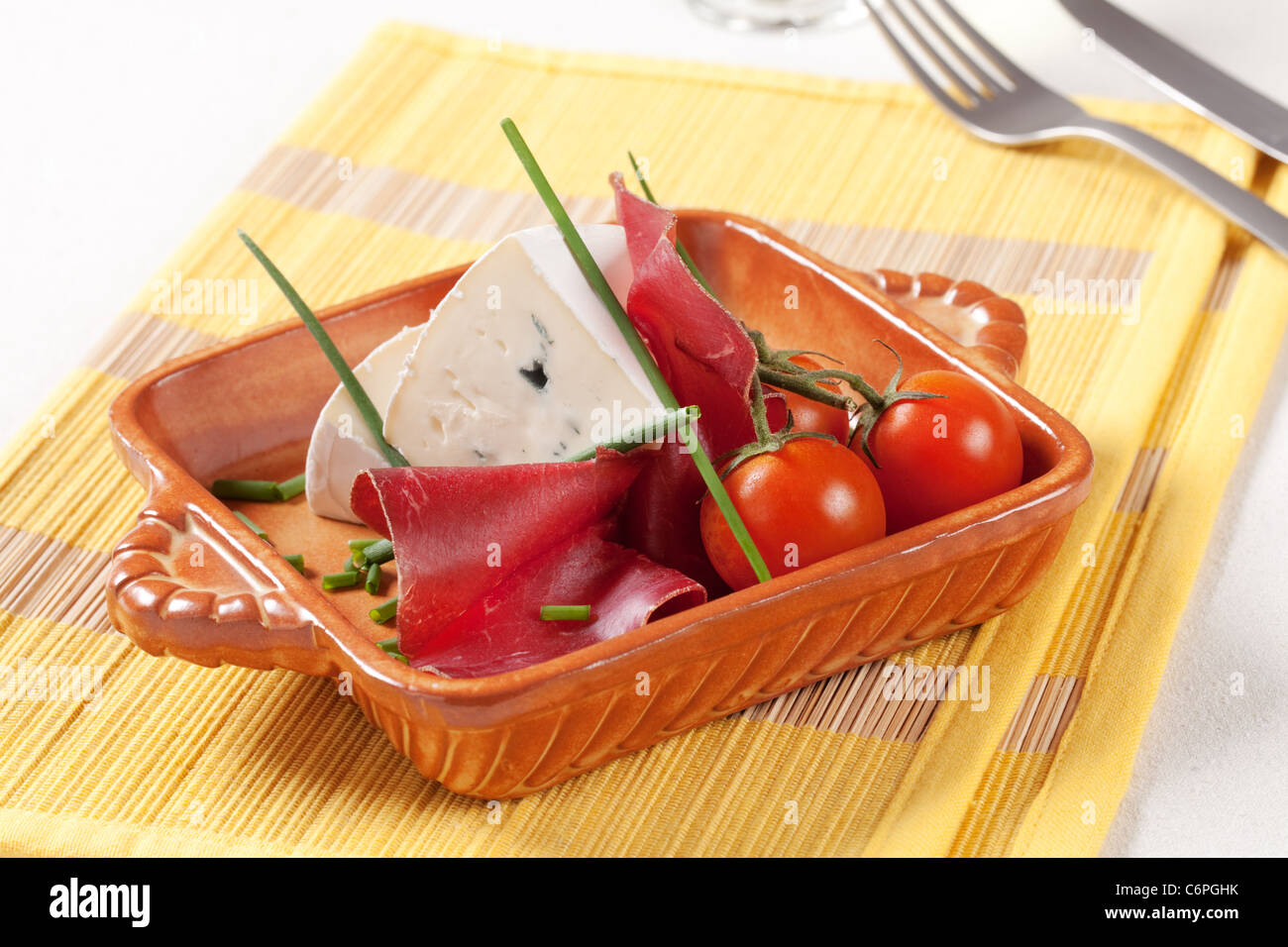 Salatura a secco il prosciutto, formaggio blu e pomodori freschi Foto Stock