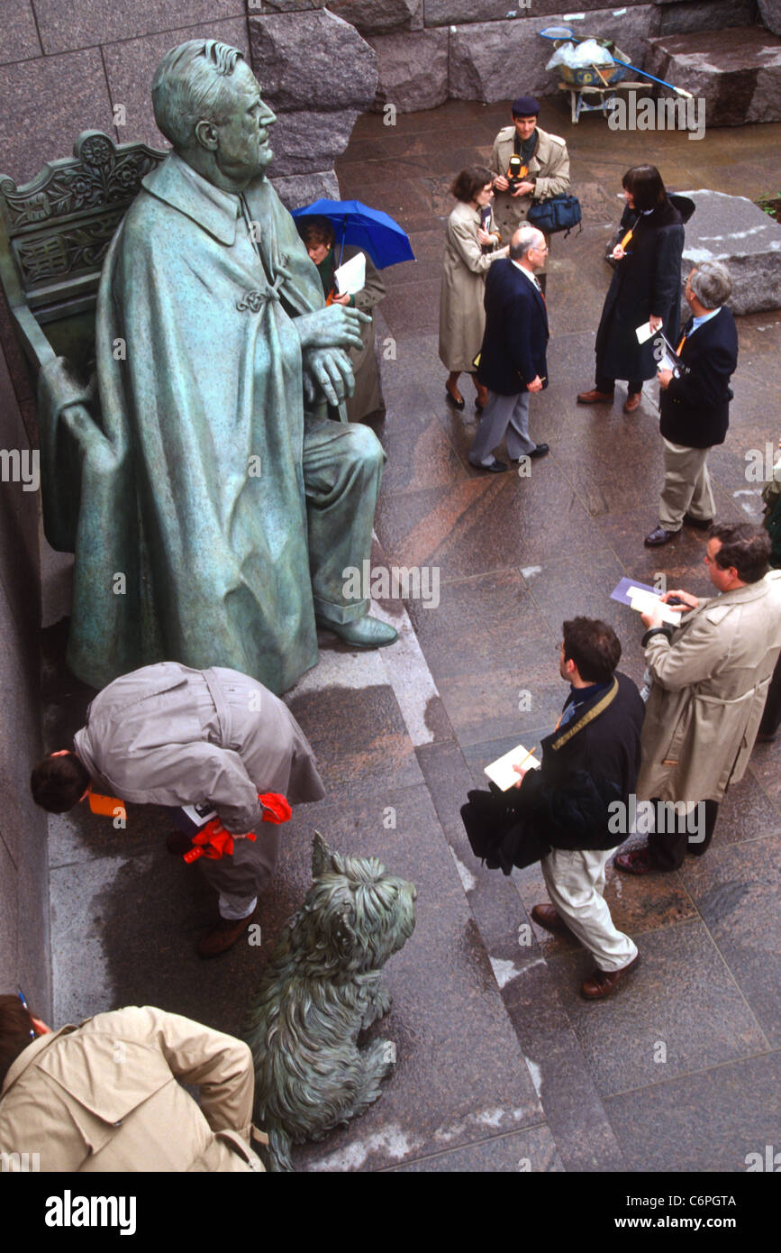 Un gruppo di persone studiano la statua del presidente Franklin D. Roosevelt a FDR Memorial Aprile 23, 1997 a Washington, DC. Foto Stock
