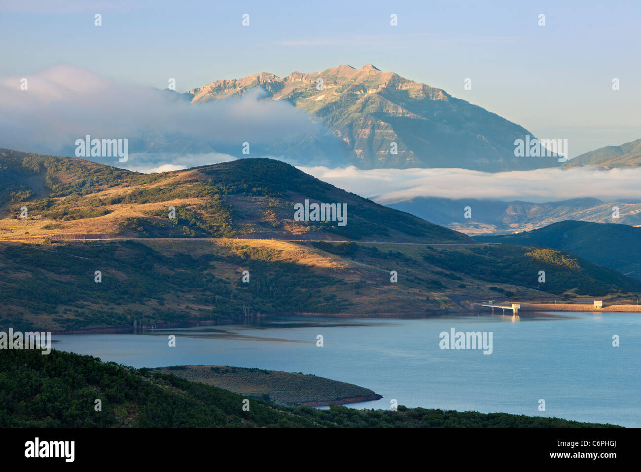 Misty sunrise vista su Jordanelle parco dello stato con la Wasatch Timpanogos e montagne vicino Park City, Utah USA Foto Stock
