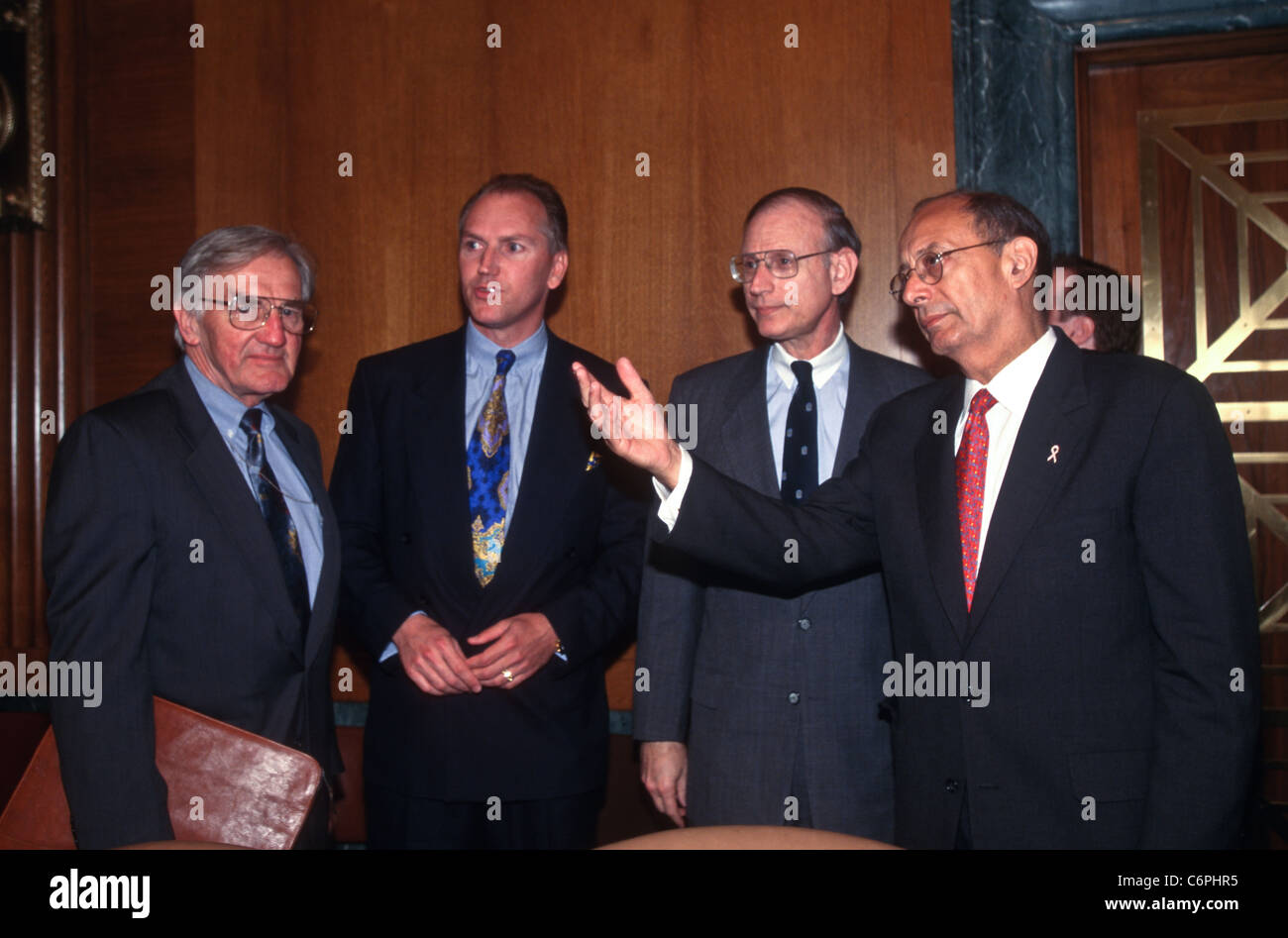Il senatore Al D'Amato con Stuart Eizenstat, Swiss Amb. Thomas Borer e William Slany prima dell'inizio delle voci su oro nazista Foto Stock