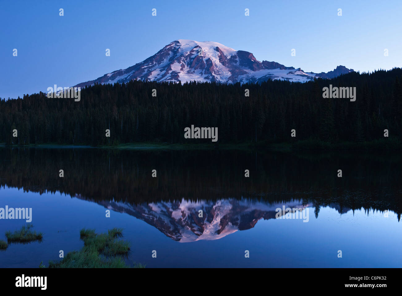 Mount Rainier all'alba dalla riflessione sul lago, Mt Rainier National Park, Washington, Stati Uniti d'America Foto Stock