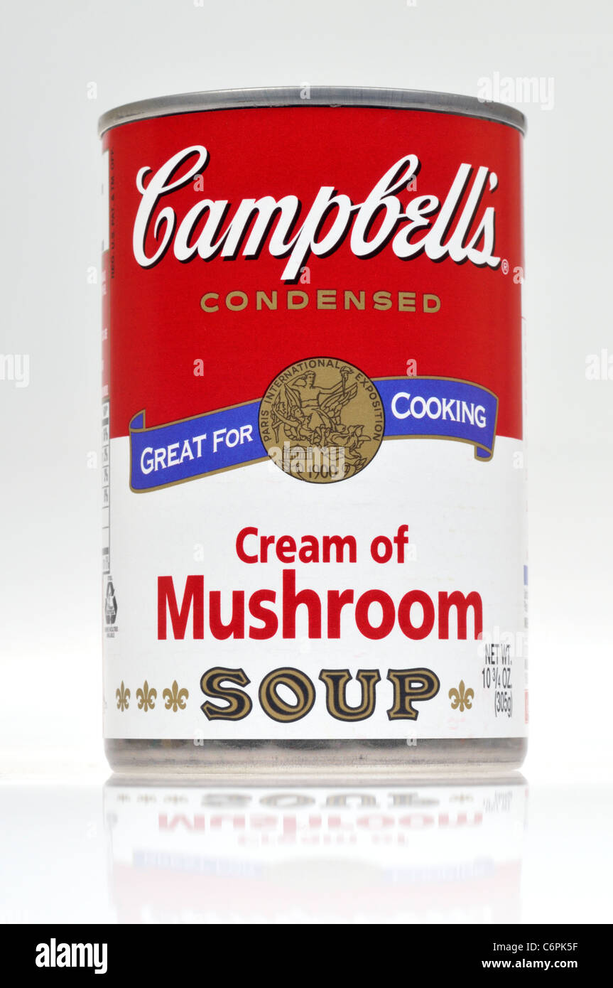 Unico possibile di Campbell's Crema di zuppa di funghi su sfondo bianco tagliato fuori. Foto Stock