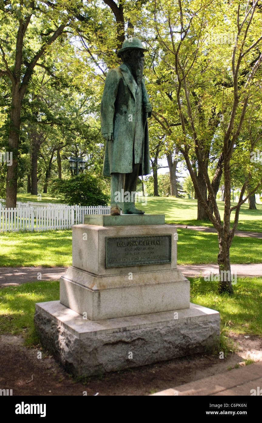 Statua di Col John Harrington Stevens, primo decantatore nella città di Minneapolis in Minnehaha park. Foto Stock