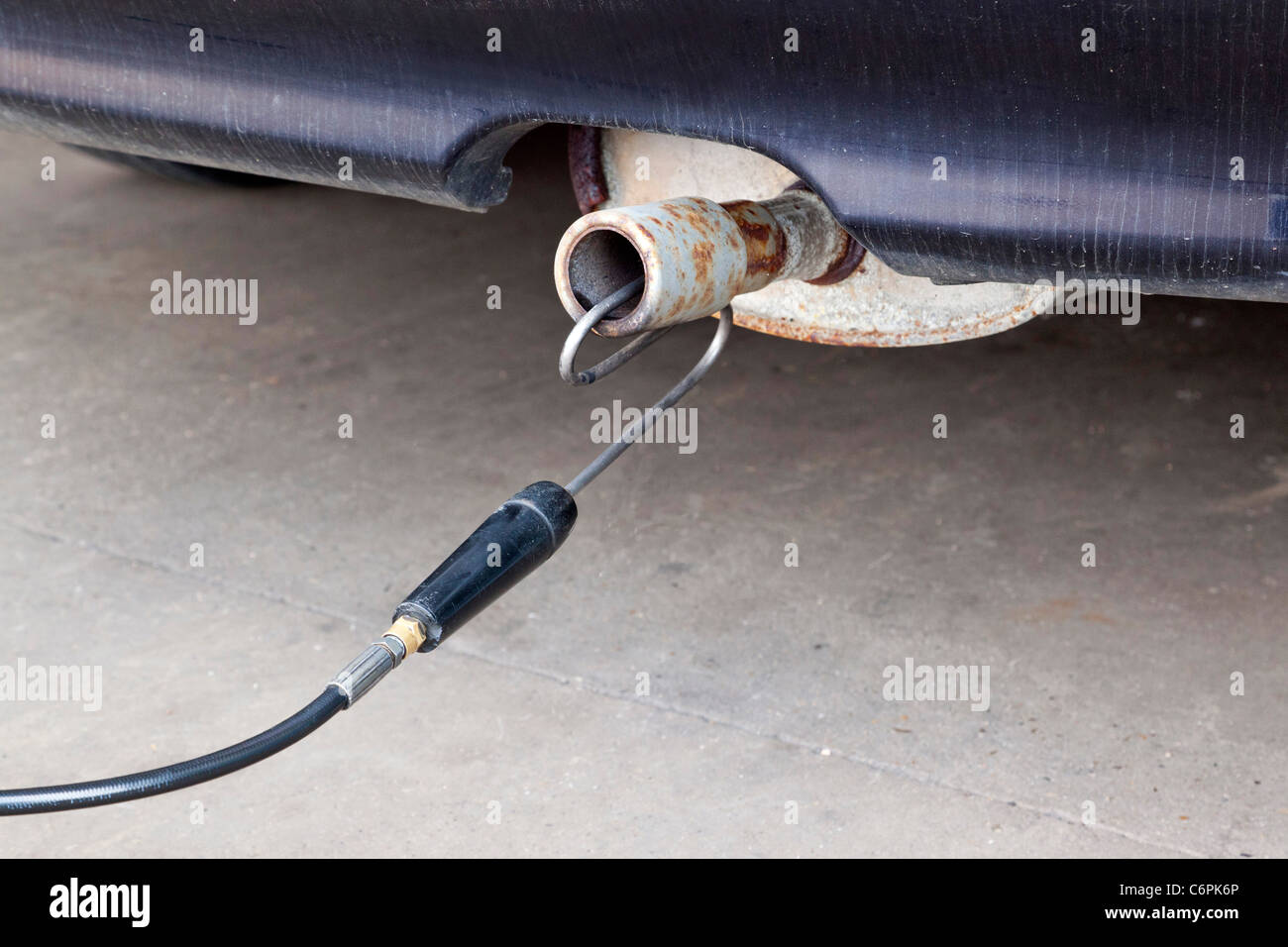 Emissioni di gas di scarico durante la prova un MOT verificare la presenza di una vettura nel Regno Unito Foto Stock