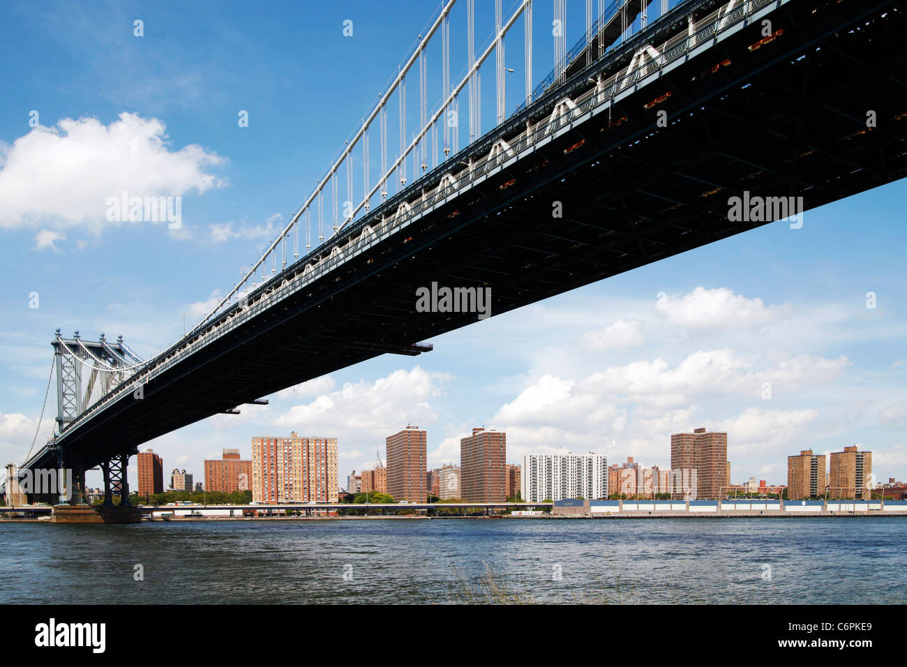 Manhattan Bridge e Manhatan Skyline visto da DUMBO quartiere di Brooklyn, NY, STATI UNITI D'AMERICA Foto Stock