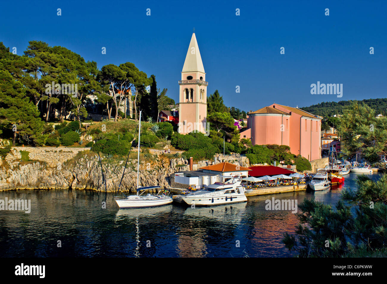 Veli Losinj panoramica - Chiesa & safe harbour view - paradiso turistico Foto Stock