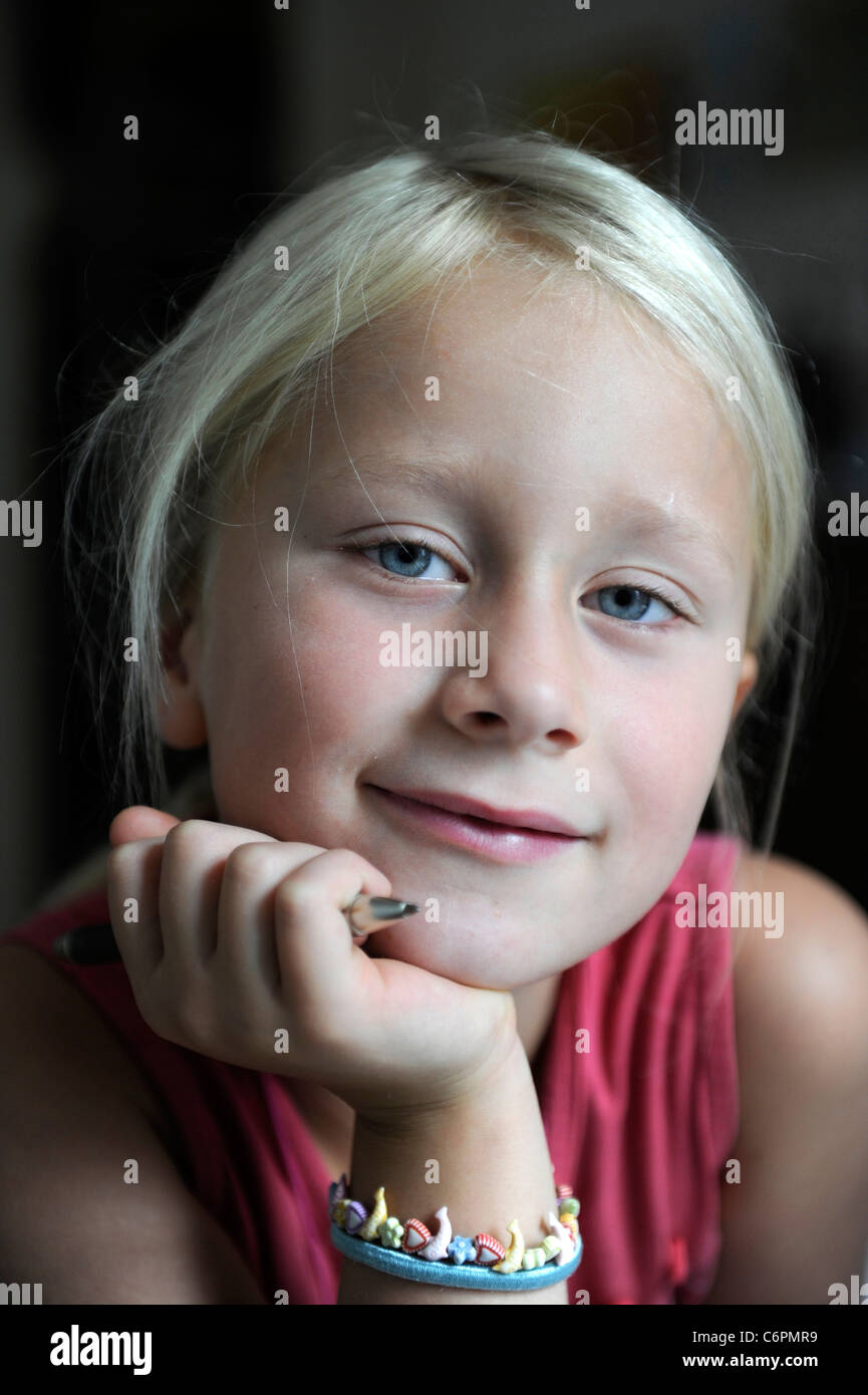 Ritratto di una bambina di sei anni con una penna. Foto Stock