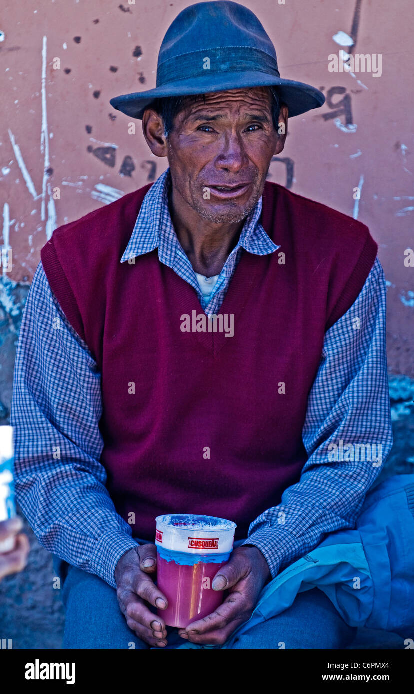 Uomo peruviano bere 'Chicha' Foto Stock