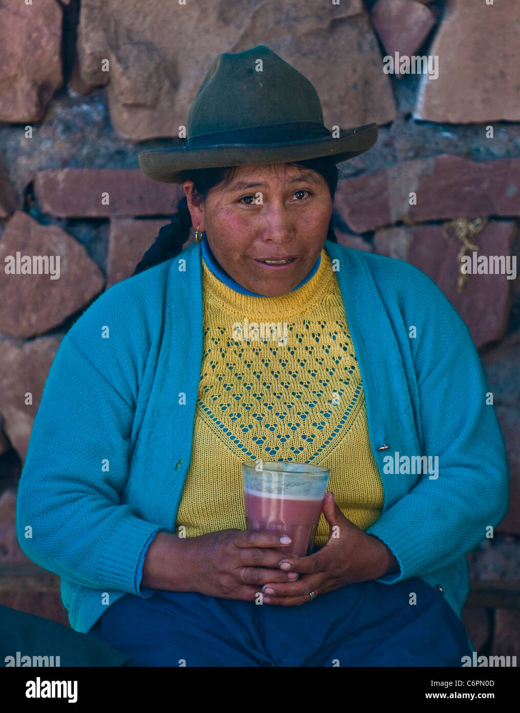 Donna Peruviana bere 'Chicha' Foto Stock