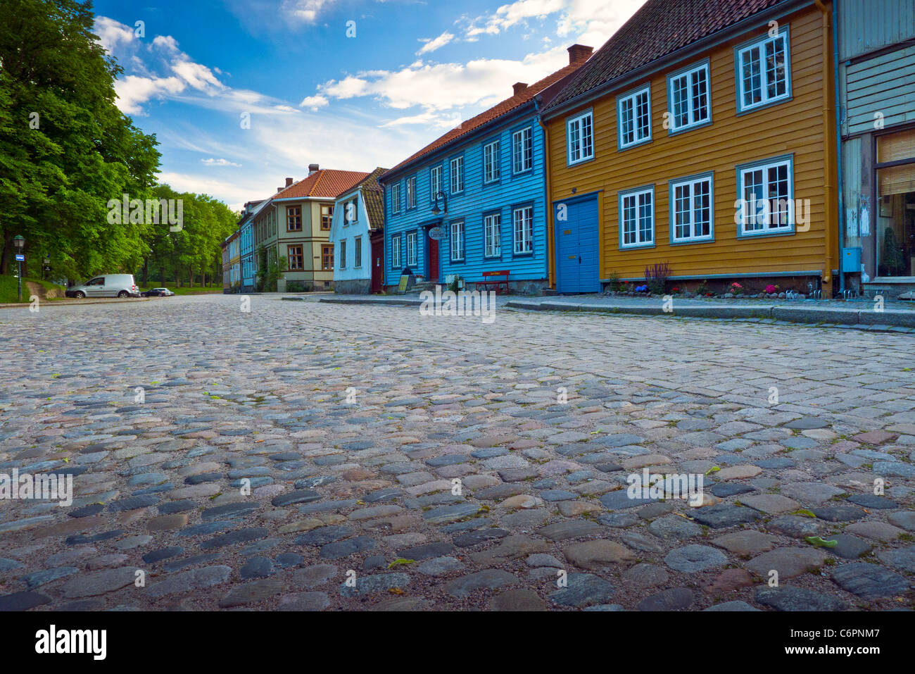 Una antica strada di ciottoli nel Gamlebyen città vecchia, Fredrikstad, Norvegia Foto Stock