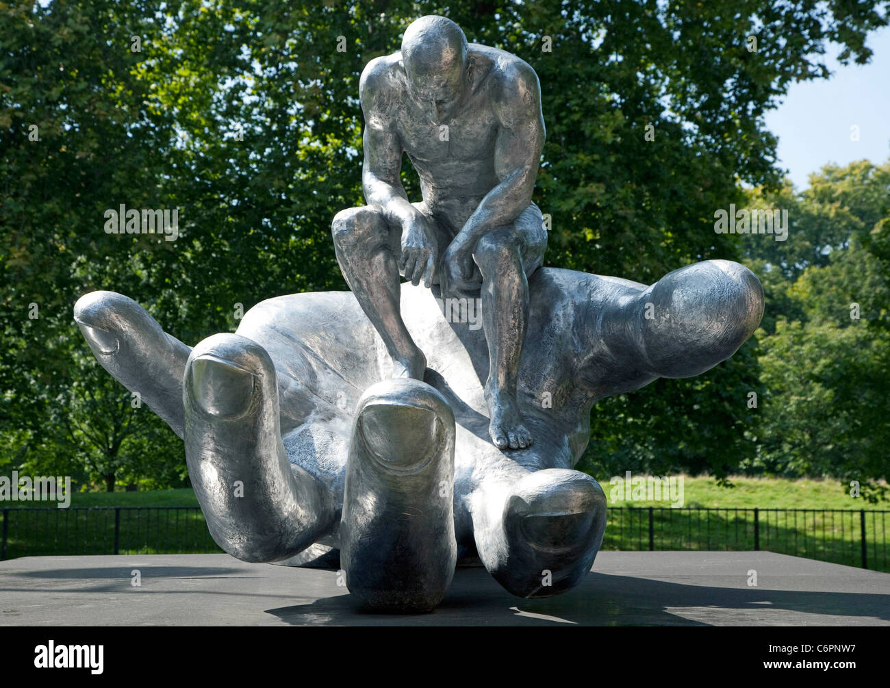 La mano di Dio la scultura di alluminio da Lorenzo Quinn, Park Lane, Londra Foto Stock