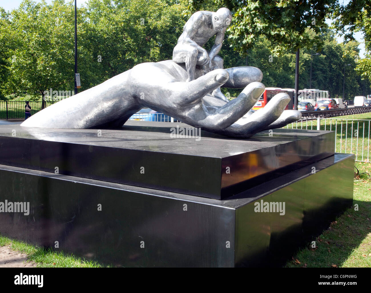 La mano di Dio la scultura di alluminio da Lorenzo Quinn, Park Lane, Londra Foto Stock