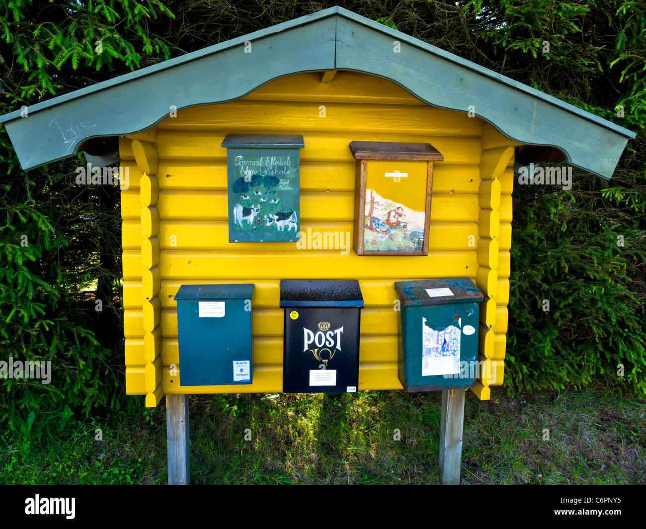 Decorazioni tradizionali caselle di posta trovato vicino Helgaroa Norvegia meridionale Foto Stock