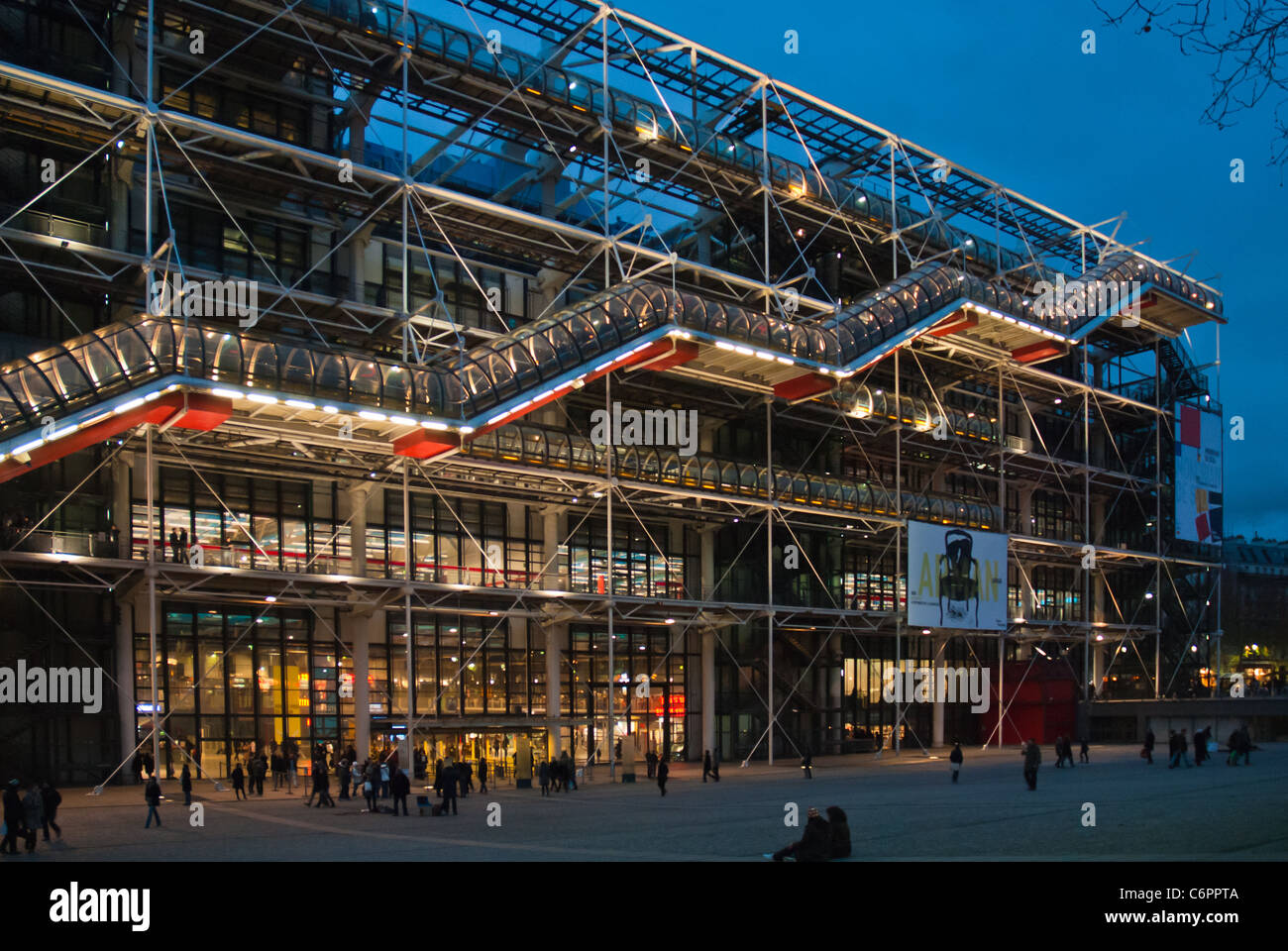 La suggestiva post moderna architettura del centro Pompidou, il Museo di Arte Moderna di Parigi illuminata di notte. Foto Stock