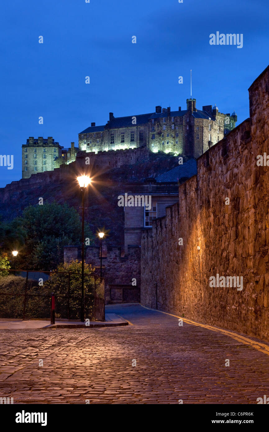 Il castello di Edimburgo di notte visto da Heriot Place, Edimburgo, Scozia. Foto Stock