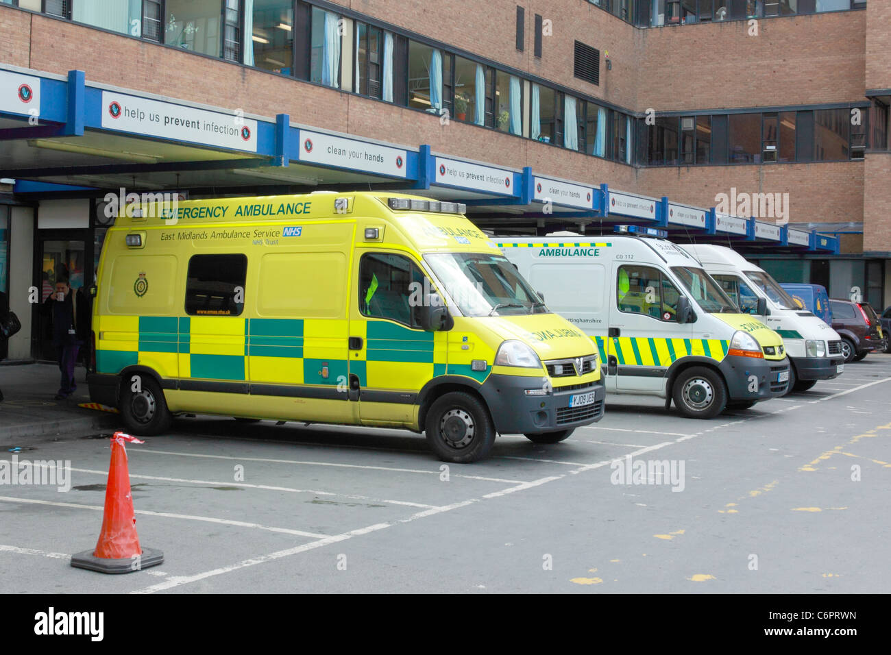 'Ambulanza UK " ' " servizi di emergenza' ambulanze parcheggiate fuori l'incidente e ingresso di emergenza Foto Stock