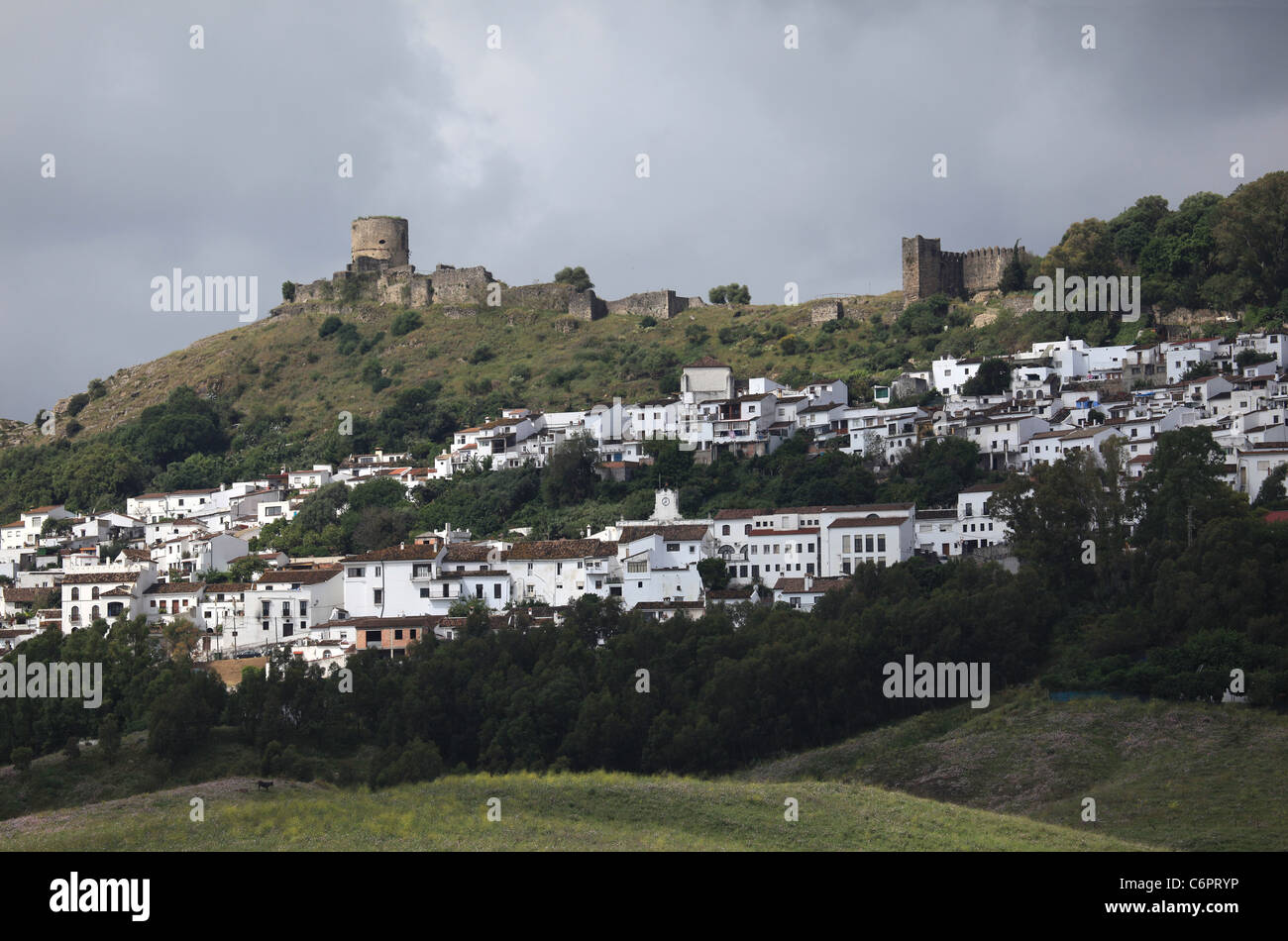 [Pueblo blanco] di [Jimena de la Frontera], Andalusia, Spagna, mostrando il suo dipinto di bianco di edifici e il castello sopra Foto Stock
