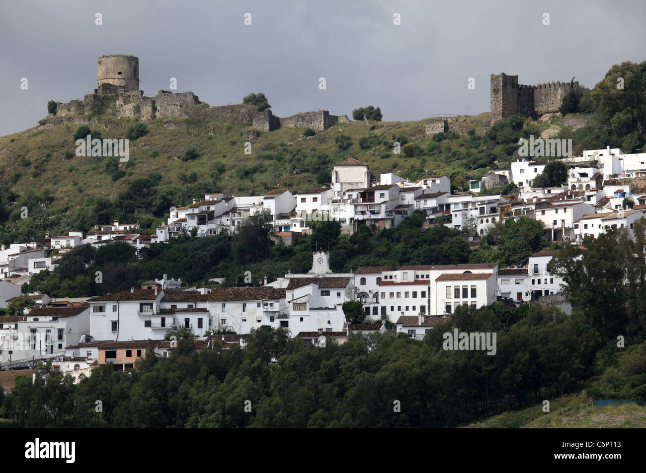 [Pueblo blanco] di [Jimena de la Frontera], Andalusia, Spagna, mostrando il suo dipinto di bianco di edifici e il castello sopra Foto Stock