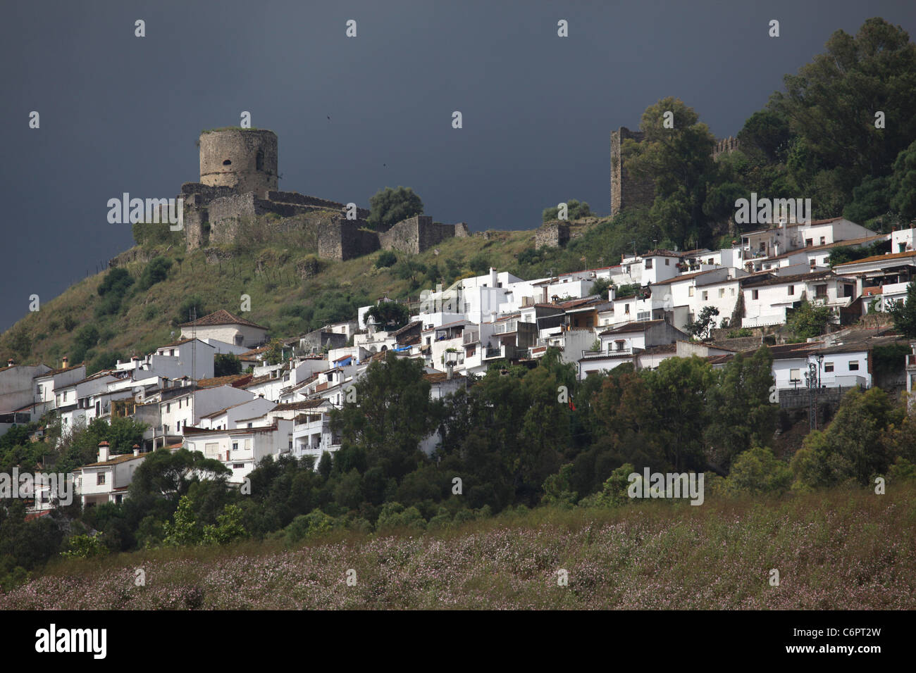 [Pueblo blanco] di [Jimena de la Frontera], Andalusia, Spagna, mostrando il suo dipinto di bianco di edifici e il castello sopra Foto Stock