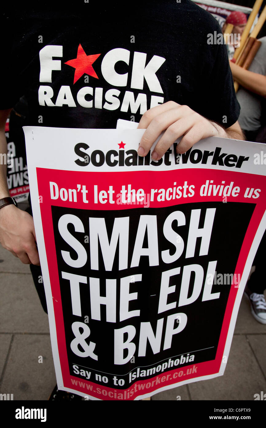 Anti-fascismo nel rally di Whitechapel, a est di Londra. Tower Hamlets unite. Incontro multiculturale di persone contro l'EDL e BNP. Foto Stock