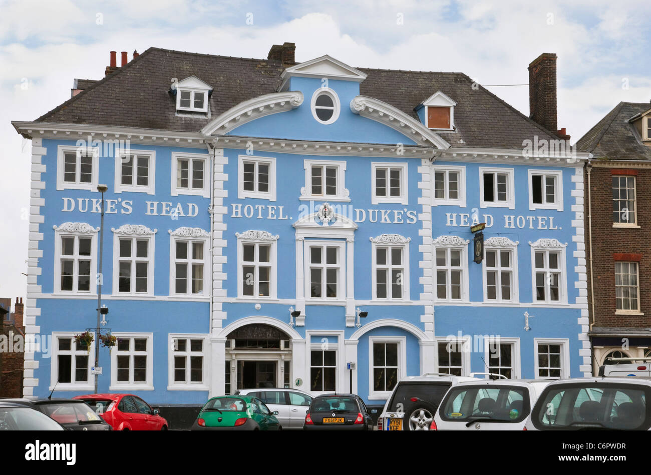 Tuesday Market Place, Kings Lynn, Norfolk, Inghilterra, Regno Unito. Il Duke's Head hotel classico edificio Georgiano appena dipinte di blu Foto Stock