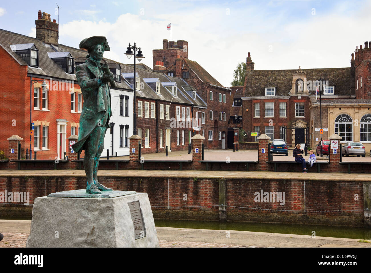 Statua in bronzo in memoria del Capitano George Vancouver con Kings Staithe Square al di là. La Hereford Kings Lynn Norfolk England Regno Unito Foto Stock