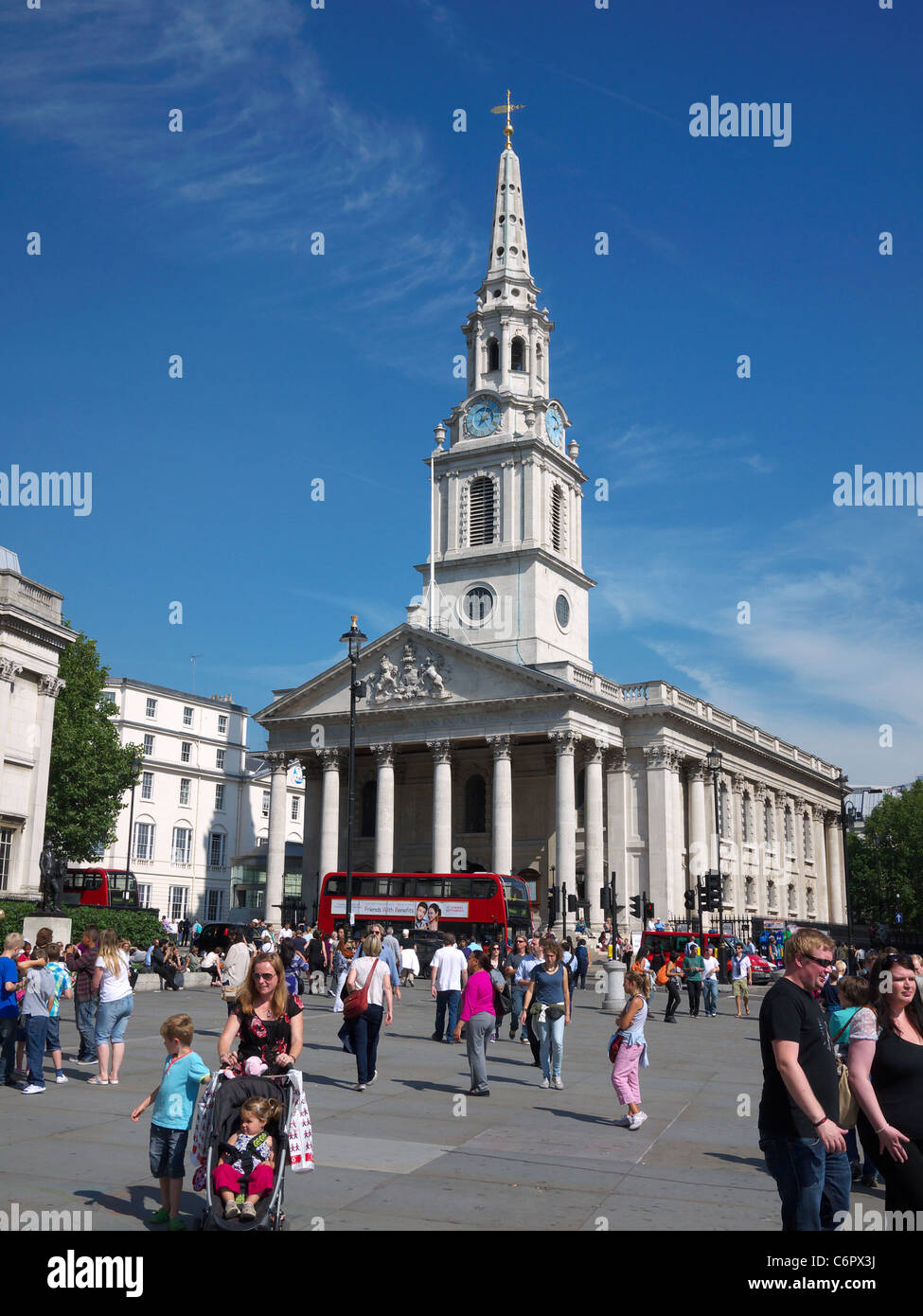 Trafalgar Square Londra con St Martin-in-the-Fields in background Foto Stock