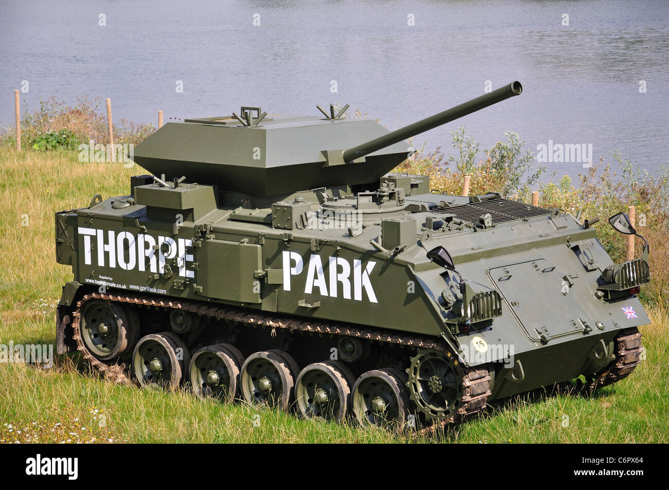 Serbatoio dell esercito in ingresso, Thorpe Park Theme Park, Chertsey, Surrey, England, Regno Unito Foto Stock