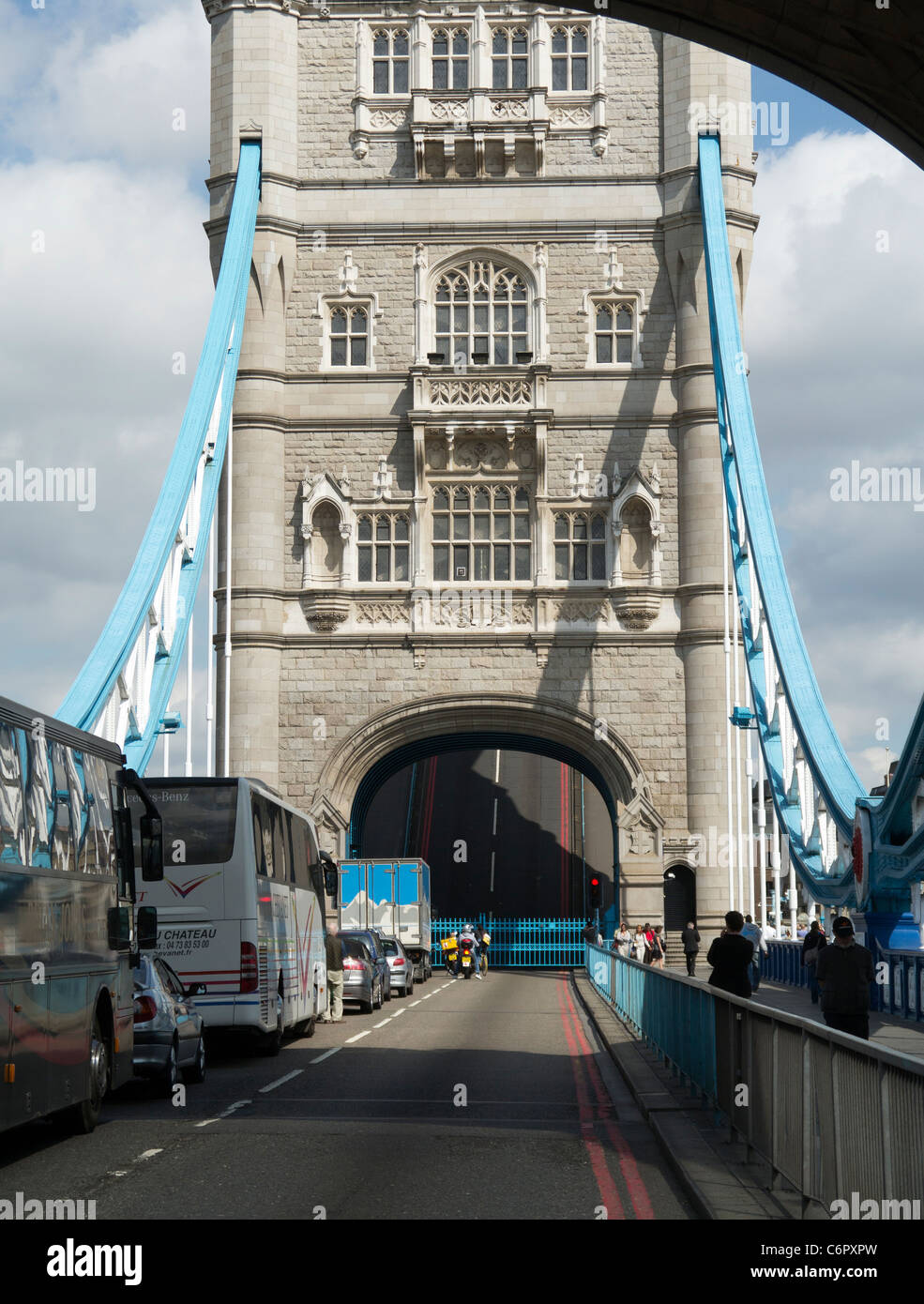 Il Tower Bridge Road sezione sollevato per consentire il passaggio alle barche in sul fiume Tamigi sotto. Foto Stock